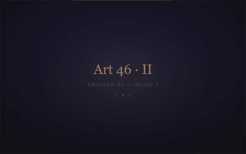 Különböző korú fák egy erdőben, meleg napfényben